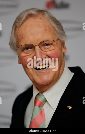 Nicholas Parsons assiste à l'ancien de l'année des prix à des Simpsons dans le Strand, le 12 février 2013 à Londres en Grande-Bretagne. Banque D'Images