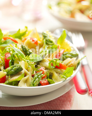 Une salade de pâtes aux asperges et tomates servi dans un bol Banque D'Images