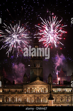 D'artifice au-dessus du Palais du peuple et des jardins d'hiver à Glasgow, Ecosse vert Banque D'Images