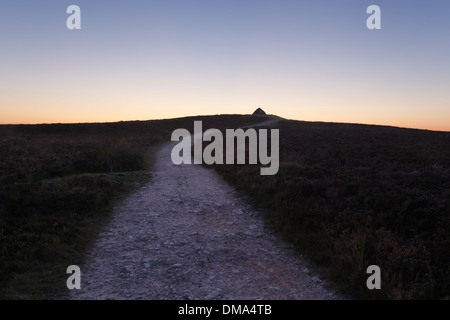 L'approche du chemin sur le sommet du Cairn Dunkery Beacon au crépuscule. Parc National d'Exmoor. Le Somerset. L'Angleterre. UK. Banque D'Images