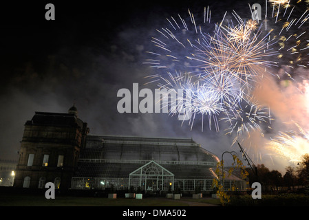 D'artifice au-dessus du Palais du peuple et des jardins d'hiver à Glasgow, Ecosse vert Banque D'Images