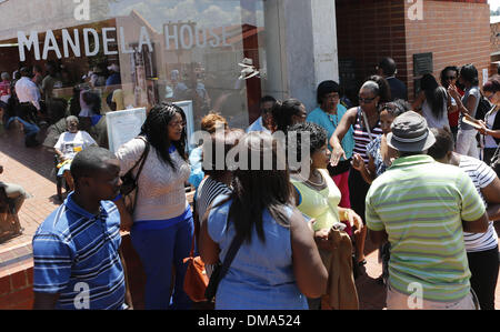 Johannesburg, Afrique du Sud. 13 Décembre, 2013. Attendre les visiteurs à entrer dans l'ancien Président sud-africain Nelson Mandela's ancienne résidence à Soweto, Afrique du Sud, le 13 décembre 2013. Credit : Zhang Chen/Xinhua/Alamy Live News Banque D'Images