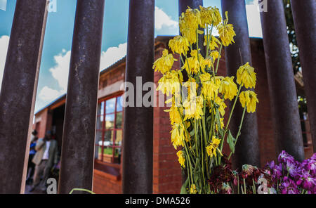 Johannesburg, Afrique du Sud. 13 Décembre, 2013. Un paquet de fleurs est perçu à l'extérieur de l'ancien Président sud-africain Nelson Mandela's ancienne résidence à Soweto, Afrique du Sud, le 13 décembre 2013. Credit : Zhang Chen/Xinhua/Alamy Live News Banque D'Images