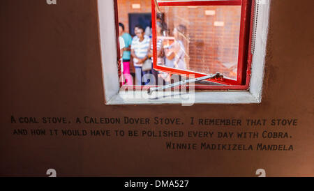 Johannesburg, Afrique du Sud. 13 Décembre, 2013. Personnes visitent l'ancien Président sud-africain Nelson Mandela's ancienne résidence à Soweto, Afrique du Sud, le 13 décembre 2013. Credit : Zhang Chen/Xinhua/Alamy Live News Banque D'Images