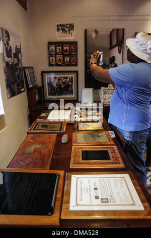 Johannesburg, Afrique du Sud. 13 Décembre, 2013. Un visiteur prend des photos à l'ancien Président sud-africain Nelson Mandela's ancienne résidence à Soweto, Afrique du Sud, le 13 décembre 2013. Credit : Zhang Chen/Xinhua/Alamy Live News Banque D'Images