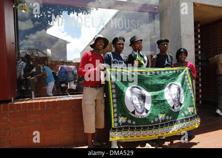 Johannesburg, Afrique du Sud. 13 Décembre, 2013. Les visiteurs posent pour des photos à l'ancien Président sud-africain Nelson Mandela's ancienne résidence à Soweto, Afrique du Sud, le 13 décembre 2013. Credit : Zhang Chen/Xinhua/Alamy Live News Banque D'Images