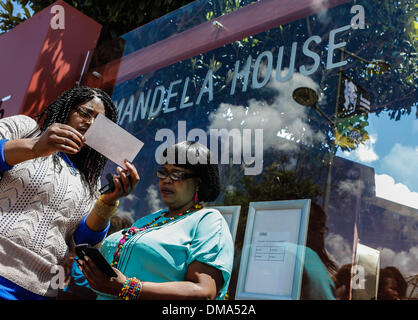 Johannesburg, Afrique du Sud. 13 Décembre, 2013. Deux visiteurs attendre d'entrer l'ancien Président sud-africain Nelson Mandela's ancienne résidence à Soweto, Afrique du Sud, le 13 décembre 2013. Credit : Zhang Chen/Xinhua/Alamy Live News Banque D'Images