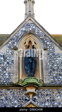 La statue de Saint Michel Archange au-dessus du porche nord à l'église paroissiale de Booton, Norfolk, Angleterre, Royaume-Uni. Banque D'Images