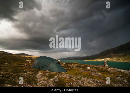 Tente sur un lac de montagne, le parc national de Jotunheimen, Norvège Banque D'Images