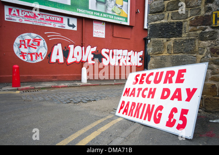 Un match de football à l'extérieur du parking sign les bureaux du fanzine Sunderland A Love Supreme Banque D'Images