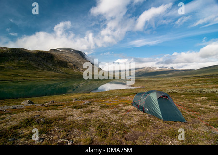 Tente sur un lac de montagne, le parc national de Jotunheimen, Norvège Banque D'Images
