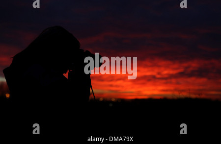 Le coucher de soleil sur Kirkcaldy, Fife, provoquant des nuages de remplir le ciel avec une lueur orange foncé. Le 28 novembre 2013. Banque D'Images