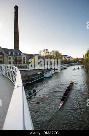 Les rameurs sur la rivière Cam à Cambridge lors d'une froide mais ensoleillé matin de novembre, le 15 novembre 2013. Banque D'Images