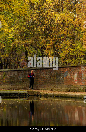 L'automne par un des canaux à Birmingham, Angleterre Banque D'Images