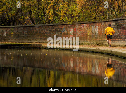 L'automne par un des canaux à Birmingham, Angleterre Banque D'Images