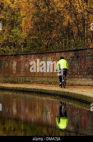 L'automne par un des canaux à Birmingham, Angleterre Banque D'Images