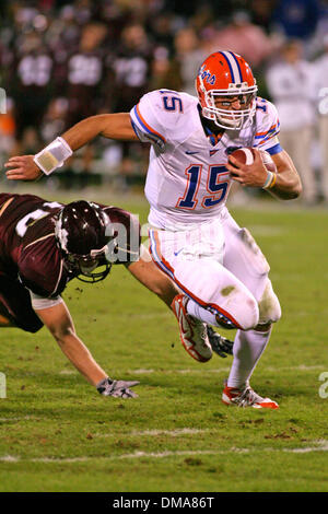 24 Octobre 2009 : Tim Tebow passe la balle au cours de la première moitié action dans le jeu entre le Mississippi State Bulldogs hébergeant les Gators de la Floride. Les Gators de Floride mènent à la moitié 13-10..Crédit obligatoire : Epicéa Derden / Southcreek Global (Image Crédit : © Southcreek/ZUMApress.com) mondial Banque D'Images