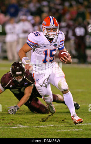 24 Octobre 2009 : Tim Tebow passe la balle au cours de la première moitié action dans le jeu entre le Mississippi State Bulldogs hébergeant les Gators de la Floride. Les Gators de Floride mènent à la moitié 13-10..Crédit obligatoire : Epicéa Derden / Southcreek Global (Image Crédit : © Southcreek/ZUMApress.com) mondial Banque D'Images