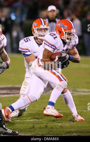 24 Octobre 2009 : Tim Tebow (15) les mains hors de Major Wright (21)au cours de la première moitié action dans le jeu entre le Mississippi State Bulldogs hébergeant les Gators de la Floride. Les Gators de Floride mènent à la moitié 13-10..Crédit obligatoire : Epicéa Derden / Southcreek Global (Image Crédit : © Southcreek/ZUMApress.com) mondial Banque D'Images