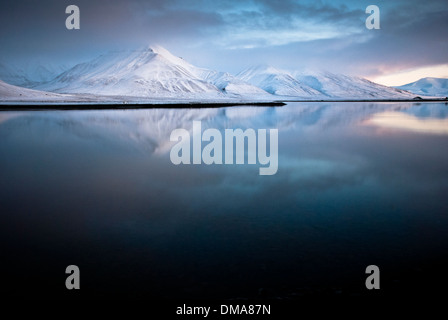 Massif de l'Adventdalen et Isfjorden au crépuscule, Spitzberg, Norvège Banque D'Images