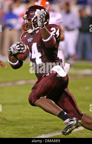 24 Octobre 2009 : Anthony Dixon s'exécute la balle au cours de la première moitié action dans le jeu entre le Mississippi State Bulldogs hébergeant les Gators de la Floride. Les Gators de Floride mènent à la moitié 13-10..Crédit obligatoire : Epicéa Derden / Southcreek Global (Image Crédit : © Southcreek/ZUMApress.com) mondial Banque D'Images