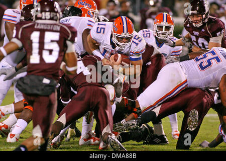 24 Octobre 2009 : Tim Tebow (15) franchit la ligne au cours de la première moitié action dans le jeu entre le Mississippi State Bulldogs hébergeant les Gators de la Floride. Les Gators de Floride mènent à la moitié 13-10..Crédit obligatoire : Epicéa Derden / Southcreek Global (Image Crédit : © Southcreek/ZUMApress.com) mondial Banque D'Images