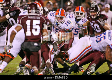 24 Octobre 2009 : Tim Tebow (15) franchit la ligne au cours de la première moitié action dans le jeu entre le Mississippi State Bulldogs hébergeant les Gators de la Floride. Les Gators de Floride mènent à la moitié 13-10..Crédit obligatoire : Epicéa Derden / Southcreek Global (Image Crédit : © Southcreek/ZUMApress.com) mondial Banque D'Images