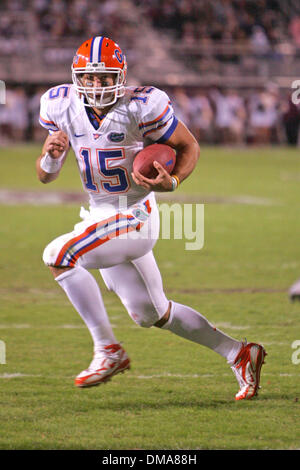 24 Octobre 2009 : Tim Tebow (15) lance la balle au cours de la première moitié action dans le jeu entre le Mississippi State Bulldogs hébergeant les Gators de la Floride. Les Gators de Floride mènent à la moitié 13-10..Crédit obligatoire : Epicéa Derden / Southcreek Global (Image Crédit : © Southcreek/ZUMApress.com) mondial Banque D'Images