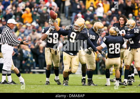 24 Octobre 2009 : Notre Dame a Ethan Johnson (9) au cours de l'action de jeu. Boston College of the Atlantic Coast Conference), à Notre Dame, indépendant, au stade Notre-dame à South Bend, Indiana. Notre Dame a gagné le match 20-16..Crédit obligatoire : Scott W. Grau / Southcreek Global (Image Crédit : © Southcreek/ZUMApress.com) mondial Banque D'Images