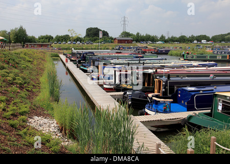 Canal bateaux amarrés à Mercie Marina, Willington, Derbyshire, l'un des plus grands ports de plaisance en Bretagne Banque D'Images