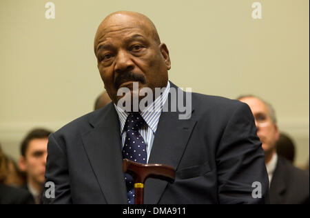 Oct 28, 2009 - Washington, District of Columbia, États-Unis - Ligue Nationale de Football Hall of Fame d'utiliser de nouveau Jim Brown assiste à la Commission Judiciaire audition "questions juridiques liées à des blessures à la tête du Football' sur la colline du Capitole. (Crédit Image : © Richard Clement/ZUMA Press) Banque D'Images