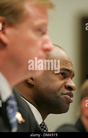 Oct 28, 2009 - Washington, District of Columbia, États-Unis - le commissaire de la Ligue nationale de football ROGER GOODELL (L) et DEMAURICE SMITH, directeur exécutif de l'Association des joueurs de la NFL, témoigner devant le Comité judiciaire de la Chambre 'audition sur les questions juridiques liées au football Les blessures à la tête" sur la colline du Capitole. (Crédit Image : © Richard Clement/ZUMA Press) Banque D'Images