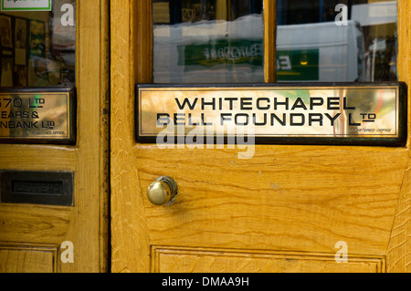 Plaque en laiton de la Whitechapel Bell Foundry dans l'Est de Londres. Banque D'Images