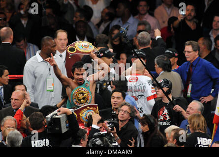 Nov 14, 2009 - Las Vegas, Nevada, USA - MANNY PACQUIAO célèbre après avoir remporté par TKO contre MIGUEL COTTO au 12ème tour à la mi-moyens WBO championship bout à l'intérieur de l'hôtel MGM Grand Garden Arena. (Crédit Image : © David Becker/ZUMApress.com) Banque D'Images