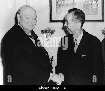 14 juillet 1959 - Londres, Angleterre, Royaume-Uni - SIR WINSTON CHURCHILL (1874-1965) était un homme politique britannique et homme d'État qui a été Premier Ministre du Royaume-Uni. Photo : Photo : Churchill le premier ministre sir Winston Churchill est visité par le Premier Ministre du Japon NOBUSUKE KISHI, dans sa maison de Hyde Park. (Crédit Image : © Keystone Photos USA) Banque D'Images