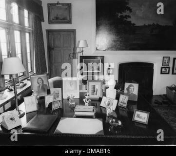 22 juin 1966 - Westerham, dans le Kent, Royaume-Uni - Sir Winston Churchill's home Chartwell sera ouvert au public pour une partie de 1966. Il a été acheté par un groupe d'amis et présenté au National Trust. Sur la photo : une table dans l'étude de Churchill avec des portraits de famille. (Crédit Image : © Keystone Photos USA) Banque D'Images