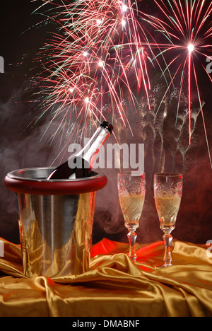 Pouring champagne et feux d'artifice sur fond sombre Banque D'Images