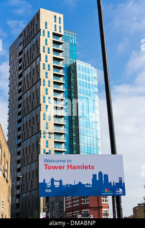 Une Bienvenue à Tower Hamlets signe devant l'Avant-Garde de développement résidentiel. Banque D'Images