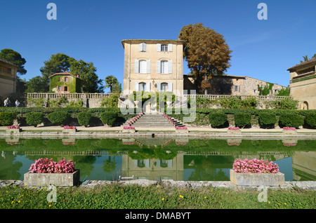 Château d'Arnajon Bastide ou Country House & Piscine Jardin d'eau avec Prnamental Le Puy-Sainte-Réparade Provence France Banque D'Images