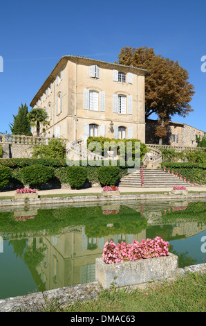 Château d'Arnajon & bassin ornemental de la terrasse du jardin d'eau Le Puy-Sainte-Réparade Provence France Banque D'Images