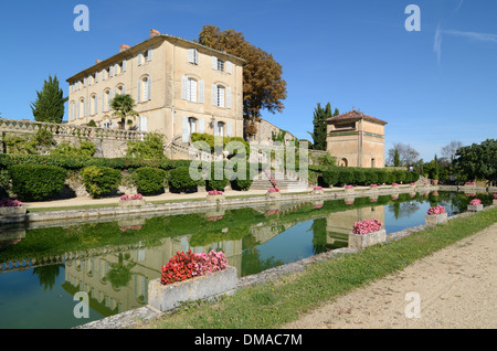 Château d'Arnajon reflétée dans le bassin d'Ornement de jardin d'eau en terrasse Le Puy-Sainte-Réparade Provence France Banque D'Images