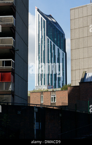 La Strata Tower encadrée par des blocs de l'Heygate Estate, qui sera bientôt réaménagée, à l'éléphant et le château dans le sud de Londres. Banque D'Images