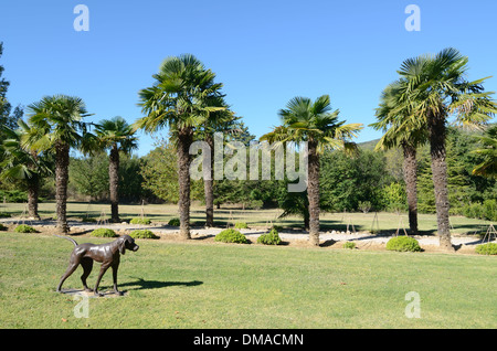 L'Avenue des palmiers et le jardin Statue Chien Château d'Arnajon Le Puy-Sainte-Réparade Provence France Banque D'Images