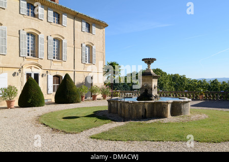 Château d'Arnajon Bastide, maison de campagne et fontaine dans le jardin avant le Puy-Sainte-Réparade Provence France Banque D'Images