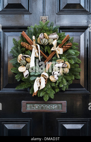 Couronne de Noël orné sur porte avant Banque D'Images