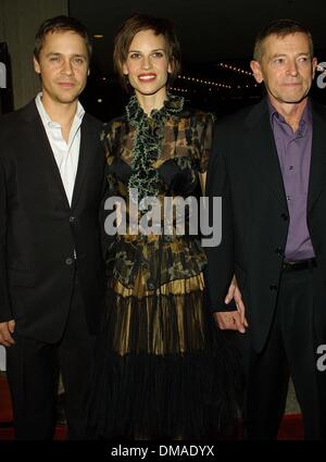 20 novembre 2001 - Los Angeles, Californie, USA - CHAD LOWE, Hilary Swank, SON PÈRE STEVE.L'AFFAIRE DU COLLIER, PREMIERE.LOEWS CENTURY PLAZA, SIÈCLE, Los Angeles, CA.20 novembre 2001. NINA PROMMER/ 2001 K23416NP (D)(Image Crédit : © Globe Photos/ZUMAPRESS.com) Banque D'Images