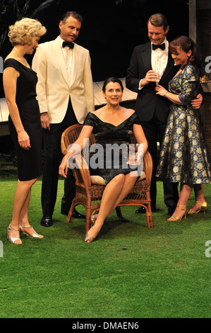 Jenny Seagrove Jason Durr Dawn Steele et Finty Williams Photocall pour 'Volcano' qui s'est tenue au Vaudeville Theatre Londres Angleterre - Banque D'Images