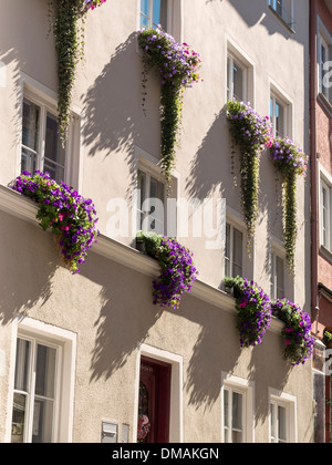 Façade à Landsberg Lech avec décoration florale typiquement bavarois, Bavière, Allemagne Banque D'Images