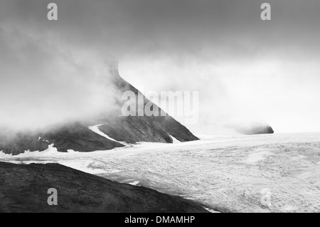 Montagnes et glaciers, entourée de nuages, le parc national de Jotunheimen, Norvège Banque D'Images