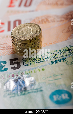 Gros plan de l'argent comptant britannique anglais £10 £5 billets de banque livre pièces de monnaie et concept d'économie de financement de billets Angleterre Royaume-Uni Grande-Bretagne Banque D'Images